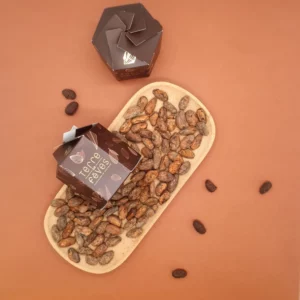 Fèves de cacao caramélisées et enrobées de chocolat pure origine.